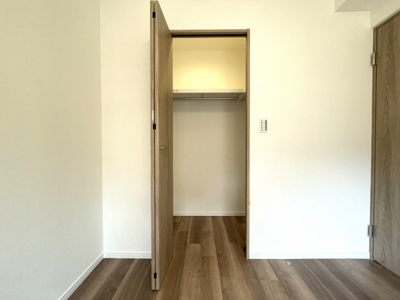 【洋室:約5.7帖】お部屋の出入口近くに、ウォークインクローゼットを備えています。