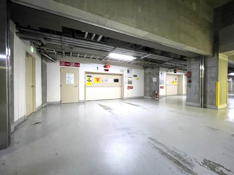 【駐車場】敷地内にあるゲート付き駐車場はセキュリティーにも配慮され、雨の日も濡れずに乗り降りでき、天候による汚れや日焼けなどから大切なお車を守ります。