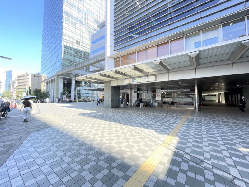【目黒駅：徒歩3分】「目黒」駅は、乗り換えなしでターミナル駅の「渋谷」駅へ約5分、「新宿」駅へ約12分、「東京」駅へ約21分で移動でき、都心へのアクセスが抜群です。「目黒」駅直結の商業施設「アトレ」には、スーパーや青果店、精肉店、鮮魚店などがあり、毎年さんま祭りを主催する「目黒駅前商店街」やイベントが定期的に行われる「目黒元競馬場商店街」、ディープなお店が多めの「メグロード」などもあり、お買い物やお食事が愉しめます。桜で有名な目黒川沿いや「目黒雅叙園」、「林試の森公園」、「東京都庭園美術館・国立科学博物館付属自然教育園」など、季節折々の自然を感じられる街です。