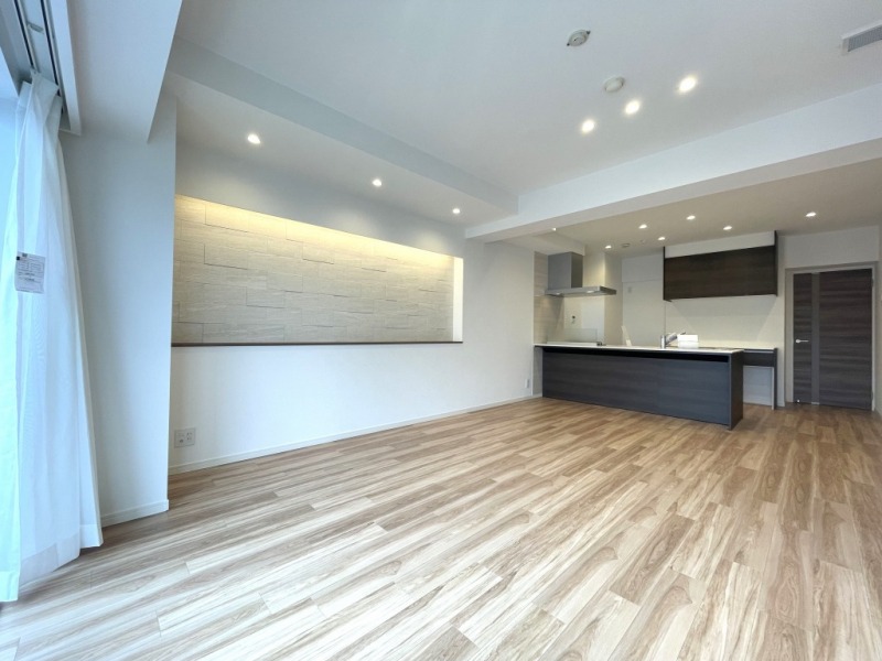 【LDK:17.8帖】 ホワイトを基調とした内装に、木目の美しいフローリン
グ、建具はシックで、 ナチュラルモダンな雰囲気のリビングダイニングと なっています。