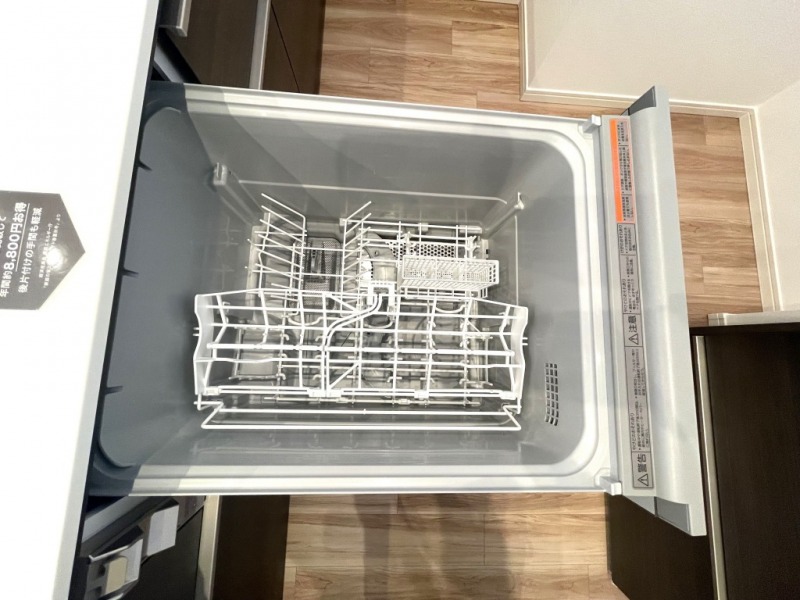 【キッチン:食洗機】パナソニック製ビルトイン食器洗い乾燥機を備えています。洗うと同時にしっかり除菌が可能なストリーム除菌洗浄機能、3Dプラットアームノズルも搭載され、しっかり洗浄、除菌ができます。またAIエコナビも搭載されていて、節水と省エネを自動最適化します。食器の汚れの量をセンサーで検知し、室温に合わせ乾燥時間やすすぎの回数、加熱量を抑えて運転し、人の体温とほぼ同じ約35℃の低温排気を実現しています。