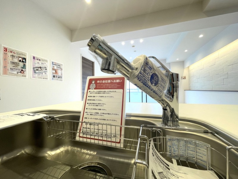 【キッチン;水栓】INAX製のオールインワン浄水栓が採用されています。浄水器内蔵タイプなので、シンク周りもすっきりしています。ダイヤル切替でシャワーと整流、プッシュ切替で浄水と原水の4種類の吐水ができます。簡単操作で浄水シャワーでの野菜洗いも楽々です。