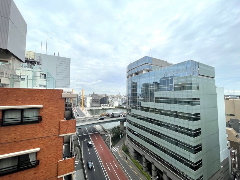 【バルコニーからの眺望】眼下は道路の為、前面の建物までの距離が保たれ、圧迫感がありません。奥には隅田川が望めます。