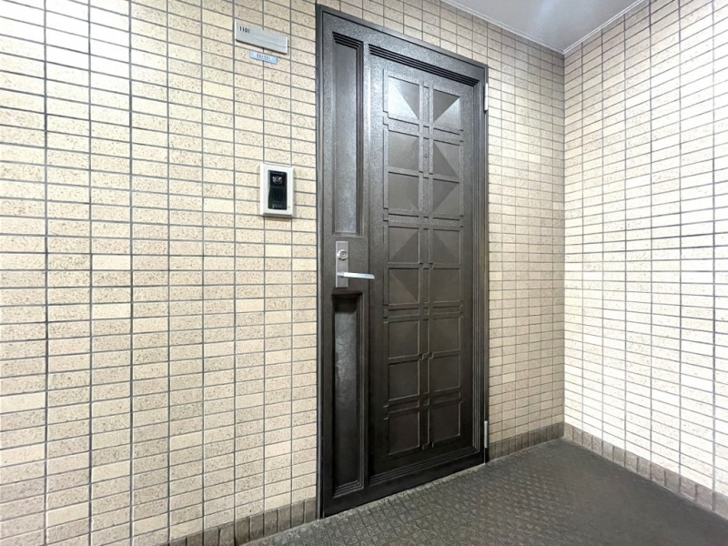 【共用部玄関】角住戸なので、玄関前を住人が行き交うこともなく、プライバシーも確保されやすくなっています。