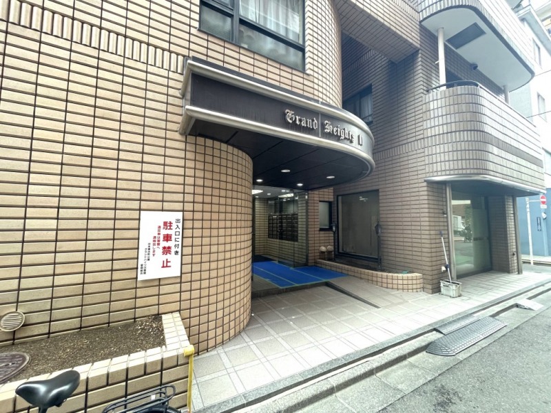 【エントランス】重厚感溢れるエントランスです。モニター付きエントランスにはオートロックを備え、セキュリティー面に配慮されており、不審者や不要なセールスを防ぎます。