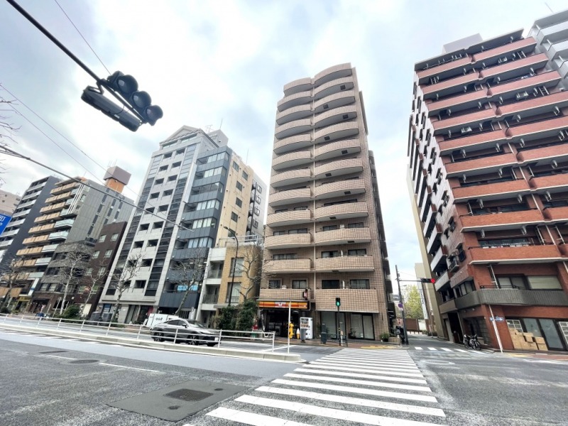 【外観】新大橋通り沿いの角地に立地するにベージュのタイル張りの丸味を帯びたバルコニーが特徴的な外観です。1990年9月築、地上12階建て、総戸数35戸の小規模マンションです。浜町公園や隅田川が近く、緑と水辺の季節折々の自然を感じられる住環境です。1Fにはコンビニがあり、便利です。