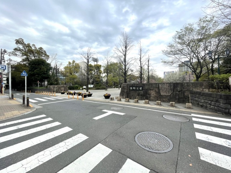 【浜町公園:徒歩4分】中央区立の公園では、最古且つ、最も広い公園です。 園内には総合スポーツセンター、 運動場などの体育施設、 デイキャンプ場、遊具広場などがある大型公園です。