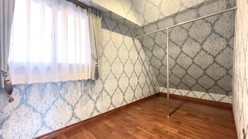【DEN:約4.1帖】こちらのお部屋には、窓とハンガーポールが設置された大容量のウォークインクローゼットが備えてあります。衣類はもちろんのこと、キャリーケースや季節布団などの大きな荷物も収納できて重宝します。
