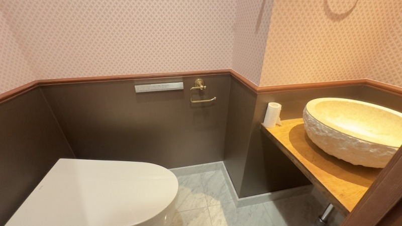 【トイレ】タンクレスですっきりとしたデザインのウォシュレット付きトイレで、室内は落ち着く上質な空間です。便利なおしゃれなシンクの専用手洗いスペースも付いています。