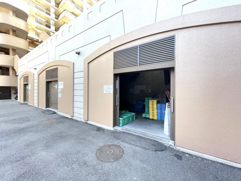 【ごみ置き場】屋内なので、カラスに荒らされる心配もありません。