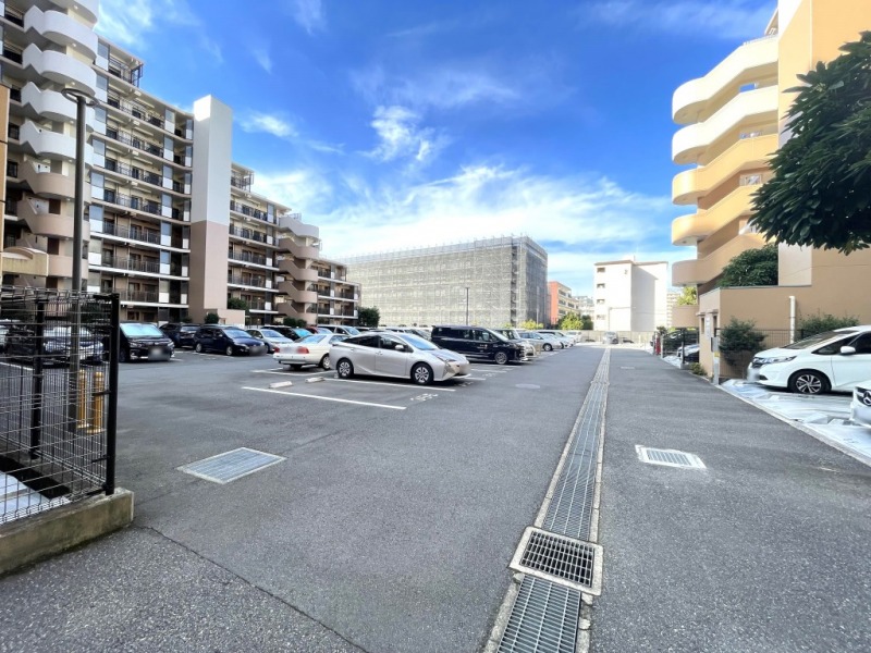 【駐車場】乗り降りや入出庫しやすい敷地内平置き駐車場と機械式駐車場がございます。