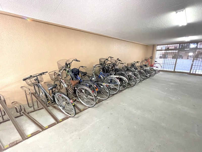 【駐輪場】屋内のラック式駐輪場には、レンタル自転車も完備されています。