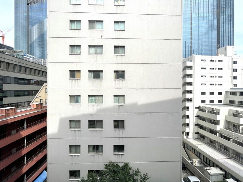 【住戸からの眺望】眼下は、敷地内のスペースがあり、前面の建物まである程度の距離が保たれ、圧迫感がありません。充分な採光も入ります。