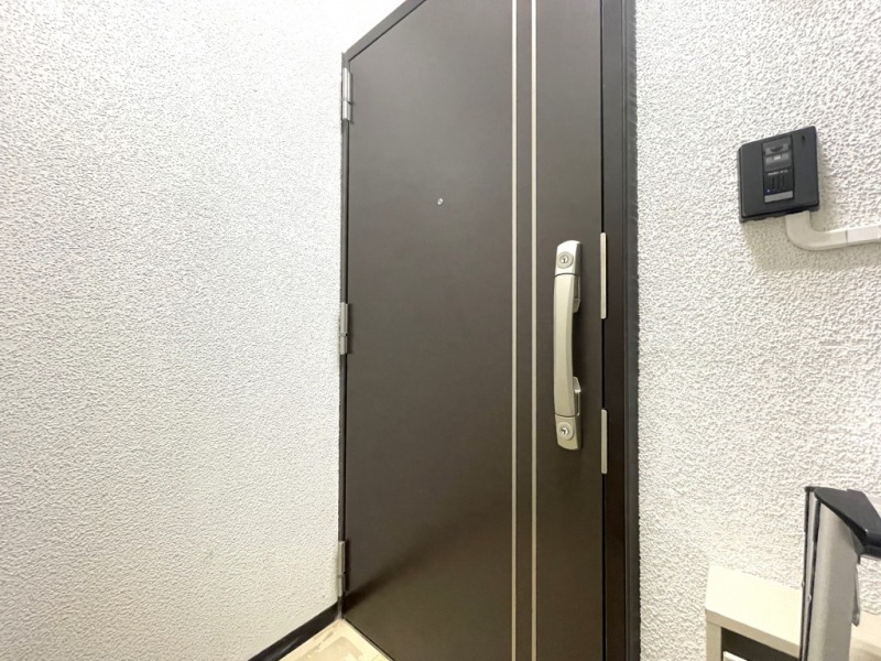 【共用部玄関】TVモニター付きインターホンで、来訪者の確認ができます。