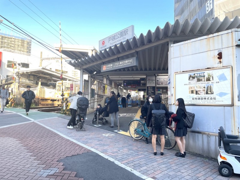 【戸越公園:徒歩5分】「戸越公園」駅を利用すると、「品川」駅まで約6分、「渋谷」駅まで約13分、「東京」駅まで約15分で移動することができ、都心アクセスが抜群です。駅周辺には、スーパーやドラッグストアなども、生活必需品が揃います。また近隣には、東西約1.3kmに約400件の店舗が軒を連ねる「戸越銀座商店街」もあり、散策やお買い物が愉しめます。駅名にもなっている「戸越公園」は江戸時代の雰囲気ある造りで、春には桜も咲き、季節折々の自然を感じることが出来ます。利便性も良く夜間も街灯が多く、治安の良い街です。