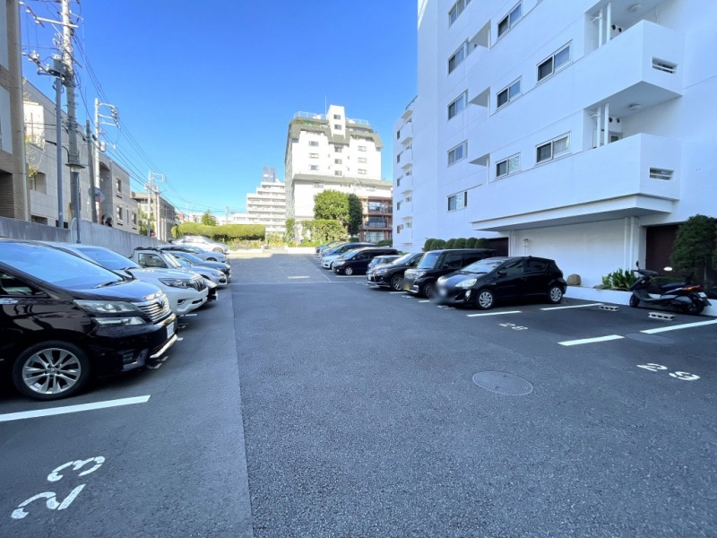 【駐車場】乗り降りや入出庫しやすい敷地内の平置きの専用使用権付き駐車場です。