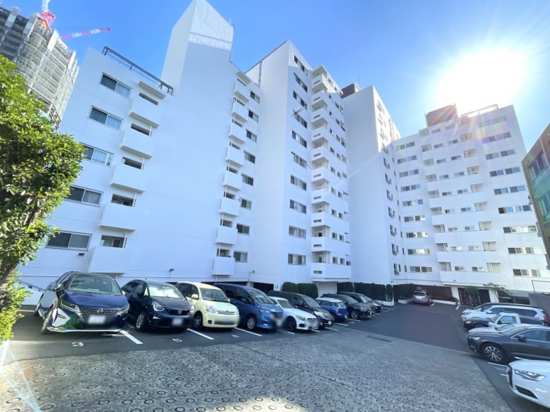 【外観】ホワイトで爽やかな雰囲気の外観です。旧耐震基準で建てられたマンションですが、耐震補強済で安心です。第一京浜から一本入った住宅地に立地し、落ち着いた住環境です。1972年8月築、鹿島建設施工、大和ライフネクストが管理しています、地上12階建て総戸数73戸のヴィンテージマンションです。「泉岳寺」駅からは羽田空港へ直通で約15分で、出張や旅行にも便利な立地です。