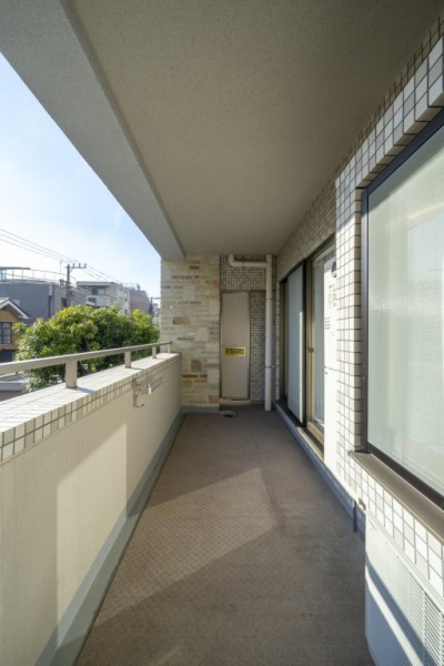 【バルコニー】南向きのバルコニーは、採光をふんだんに居室に取り込みます。お洗濯物の乾きも早そうです。物干し金物も設置されています。