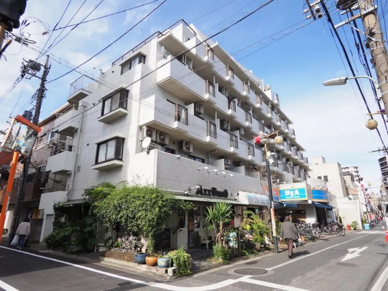 【外観】ホワイトのタイル張りの外観です。1986年4月築、戸田建設施工、地上6階建て、総戸数72戸の角地に佇むヴィンテージマンションです。1Fには23時まで営業しているスーパー「ビッグ・エー」が入っていて、コインランドリー、美容室もあり、向かいには精肉店や焼き鳥屋、道路を挟んだマンション横には「セブンイレブン」、周辺には商店や飲食店、クリニック等が建ち並び、日常生活において大変利便性の高い立地です。周辺には商店街や公園も多くあり、区立小・中学校も近く、ファミリーにもおすすめのマンションです。