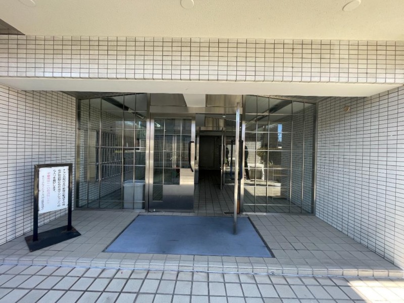 【エントランス】住人専用のエントランスとなっており、オートロックを備え、セキュリティー面に配慮されており、不審者や不要なセールスを防ぎます。