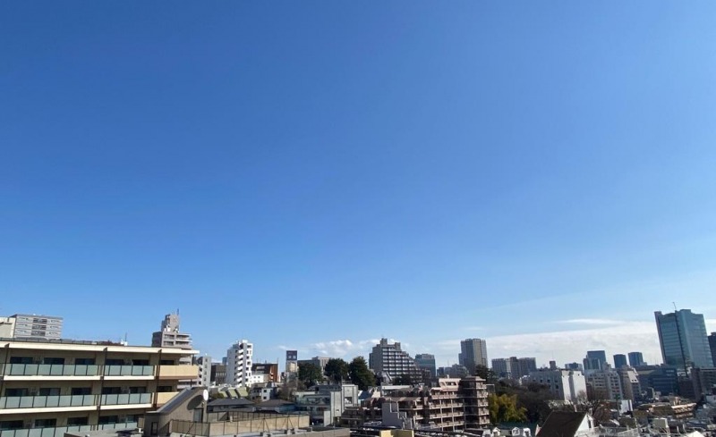 【住戸からの眺望】前面は開けていて、遠くの街並みまで望める爽快な眺望です。広い空も仰げ、空色の移ろいも感じられます。