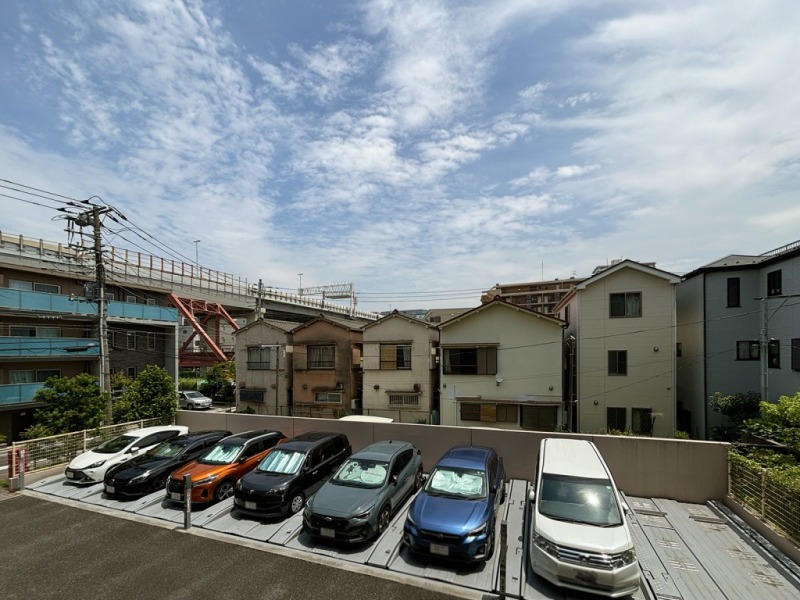【住戸からの眺望】眼前は低層の建物が多いので、圧迫感も無く、広い空も仰げます。