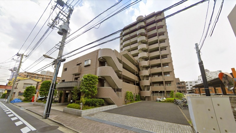 【外観】落ち着いた街並みに立地する、ラウンドした階段が印象的なライトブラウンのタイル張りの重厚感のある外観です。2003年2月築、多田建設施工・旧分譲の地上11階建、総戸数38戸のマンションです。マンション名にもありますが、都立猿江恩賜公園が近くにあり、季節折々の自然も感じられ、お散歩やお子さまの遊び場としても利用できます。