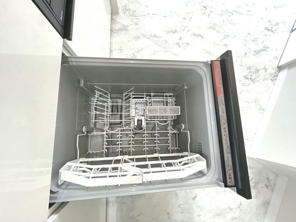 【キッチン:食洗機】パナソニック製ビルトイン食器洗い乾燥機を備えています。洗うと同時にしっかり除菌が可能なストリーム除菌洗浄機能、3Dプラットアームノズルも搭載され、しっかり洗浄、除菌ができます。またAIエコナビも搭載されていて、節水と省エネを自動最適化します。食器の汚れの量をセンサーで検知し、室温に合わせ乾燥時間やすすぎの回数、加熱量を抑えて運転し、人の体温とほぼ同じ約35℃の低温排気を実現しています。