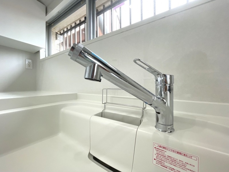 【キッチン:水栓】INAX製のオールインワン浄水栓が採用されています。浄水器内蔵タイプなので、シンク周りもすっきりしています。ダイヤル切替でシャワーと整流、プッシュ切替で浄水と原水の4種類の吐水ができます。簡単操作で浄水シャワーでの野菜洗いも楽々です。