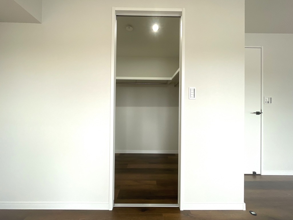 【洋室2:約14.0帖】お部屋の出入口近くに、ウォークインクローゼットを備えています。