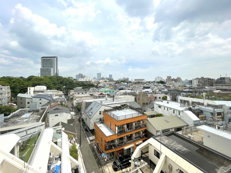 【住戸からの眺望】眼前は、低層の建物が多く、広く遠くまで開けています。奥には六本木、麻布、広尾方面が一望できます。晴れた日には、東京タワーも望めます。