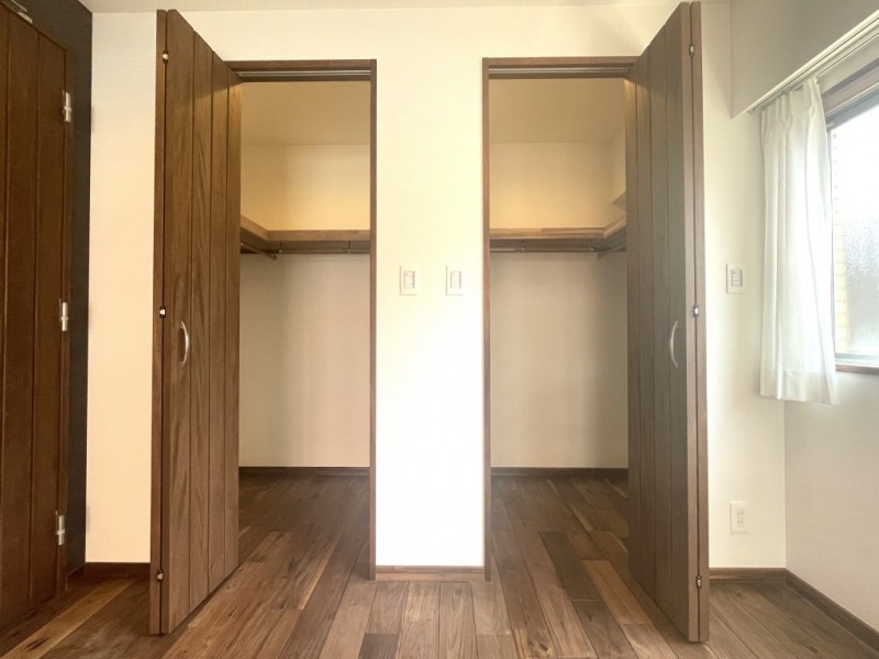 【洋室1：約8.5帖】お部屋の出入口近くに、ウォークインクローゼットを2つ備えていて、夫婦で使い分けや用途で使い分けなどができ、使い勝手の良い収納です。