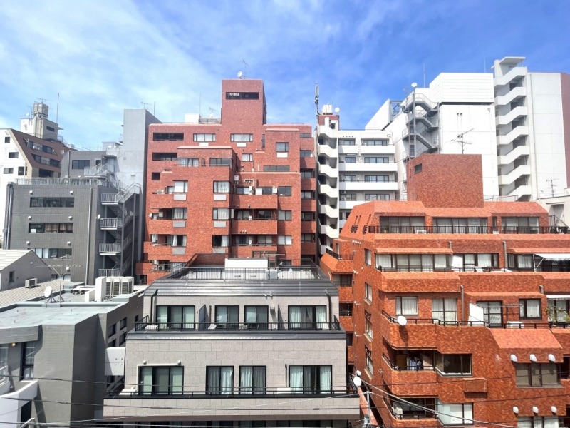 【ルーフバルコニーからの眺望】眼下は生活道路で、前面の建物までの距離も保たれ、手前の建物は低層なので、圧迫感もなく、開放感あります。
