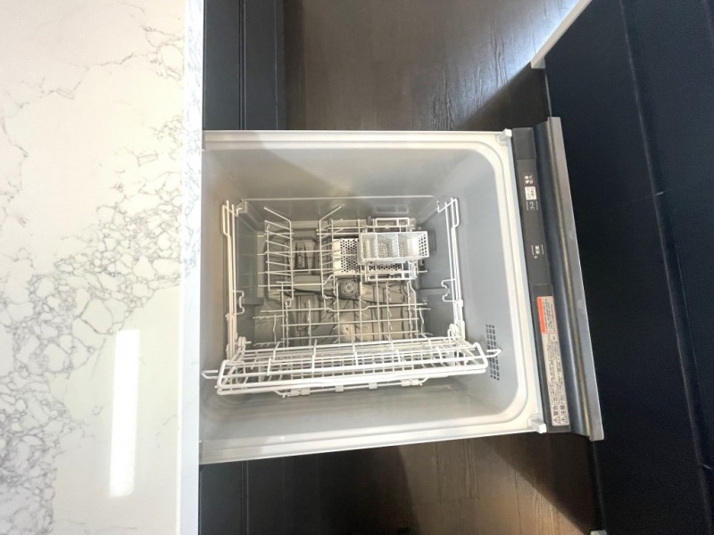 【キッチン：食洗機】パナソニック製ビルトイン食器洗い乾燥機が採用しています。AIエコナビが搭載されていて、節水と省エネを自動最適化します。食器の汚れの量をセンサーで検知し、室温に合わせ乾燥時間やすすぎの回数、加熱量を抑えて運転し、人の体温とほぼ同じ約35℃の低温排気を実現しています。またドライキープ機能も付いていて、庫内の乾燥を促進し、食器・庫内の霜付やにおい残り、水滴残りを緩和します。