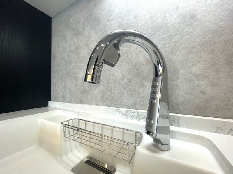 【キッチン：水栓】おしゃれなスワンネックのPanasonicスリムセンサー水栓は、衛生的で賢く節水もできるタッチレスで、水流も選択でき、よく使う温度や水量もボタン操作で簡単に設定ができます。浄水も一体型で、カートリッジがビルトインタイプでカウンターもすっきりし、切り替えもスムーズです。