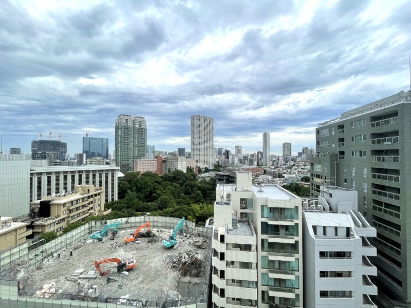 【バルコニーからの眺望】八芳園の日本庭園のグリーンも望め、奥には、品川方面のビル群も望める眺望です。