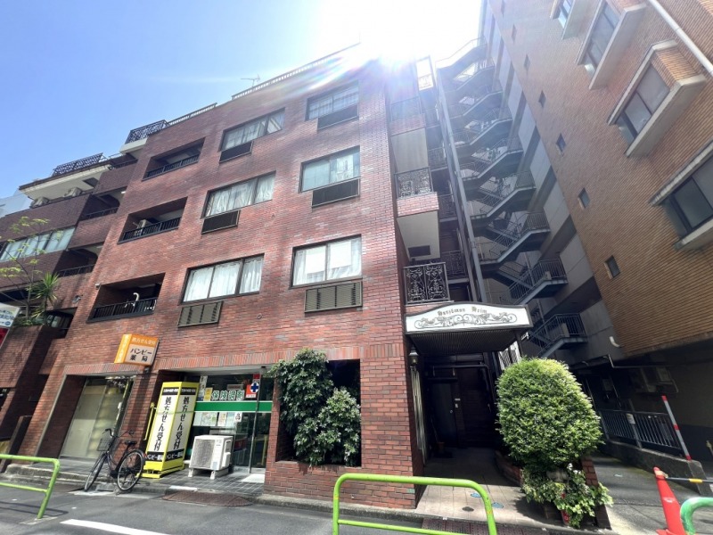 【外観】バルコニーはロートアイアンの手摺で、ヨーロピアンテイストなレンガ調タイル張りのクラシカルな外観です。1979年4月築、地上7階建、総戸数10戸のヴィンテージマンションです。