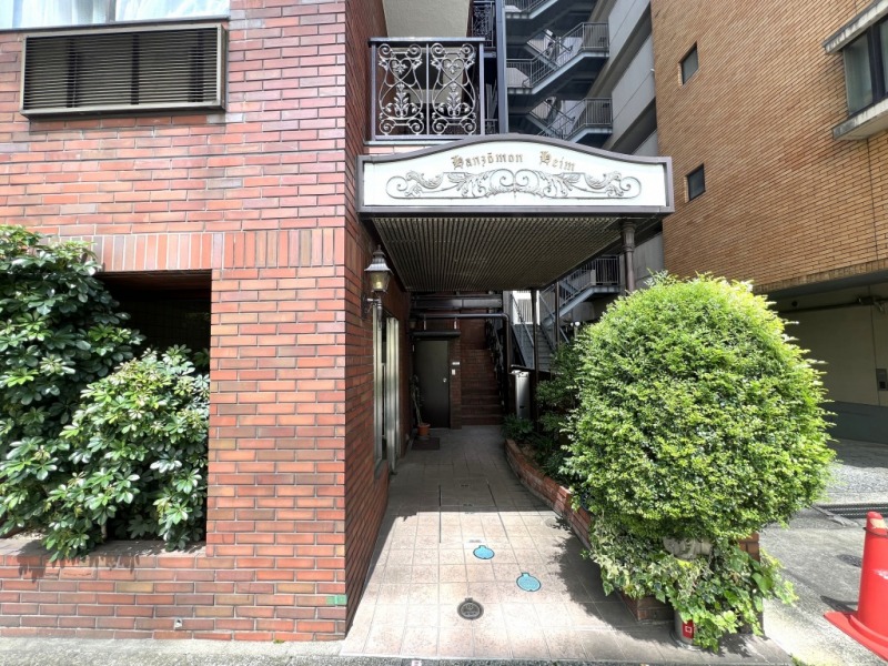 【エントランス】瀟洒なヨーロピアンスタイルの館銘板が目を惹きます。
