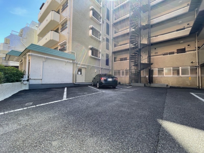 【駐車場】乗り降りや入出庫しやすい敷地内の平置き駐車場です。