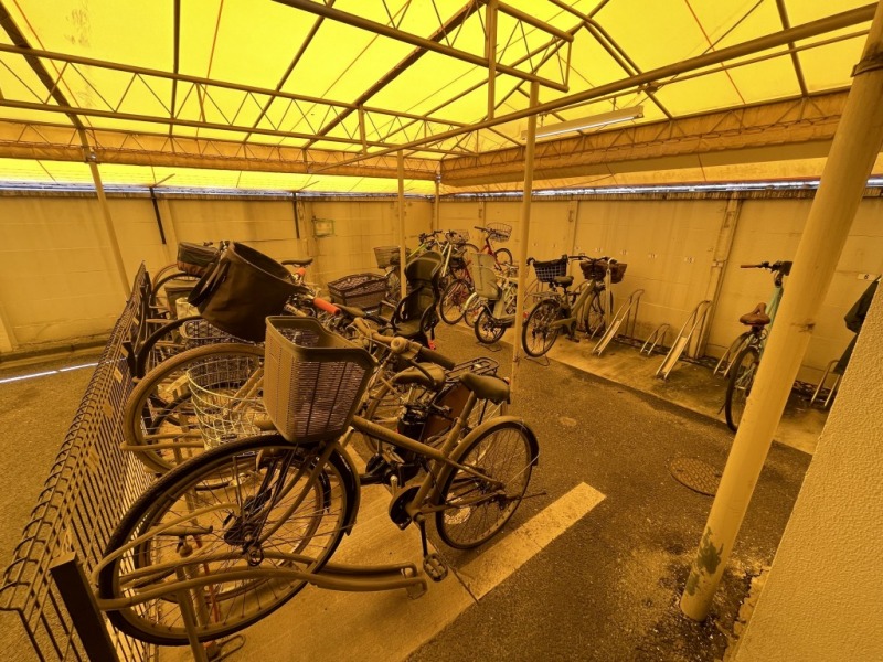 【駐輪場】敷地内にあるラック式屋根付き駐輪場は、天候による汚れや日焼けによる劣化などから自転車を守ります。