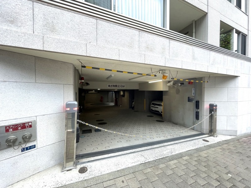 【駐車場】セキュリティーにも配慮された平置き駐車場で入出庫しやすく、屋内で雨天時も濡れずに乗り降りでき、天候による汚れや日焼けなどからも大切なお車を守ります。専用使用権付きの駐車場です。