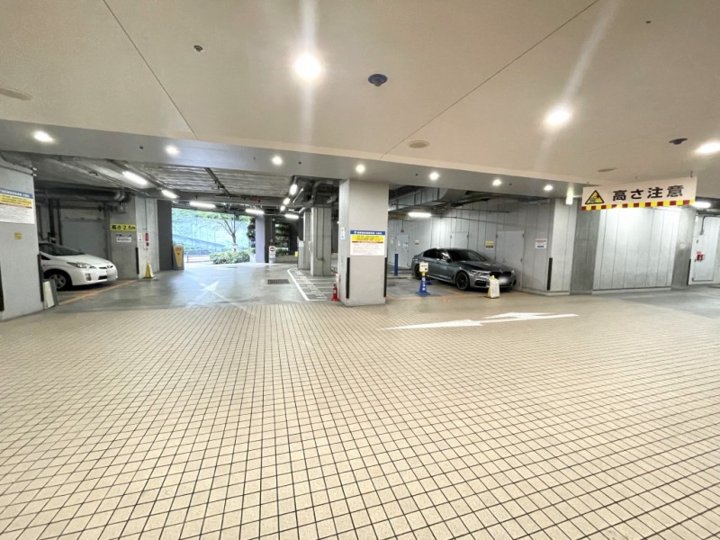 【駐車場】敷地内にある地下駐車場はセキュリティーにも配慮され、雨の日も濡れずに乗り降りでき、天候による汚れや日焼けからも大切なお車を守ります。