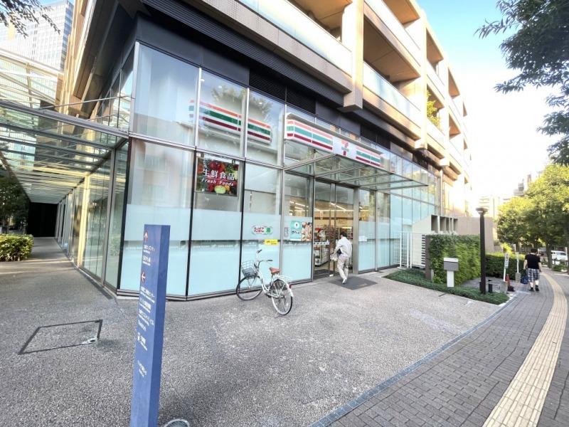 【セブンイレブン大崎ウエストシティタワーズ店：1階】敷地内にコンビニがあり、日常使いに便利です。