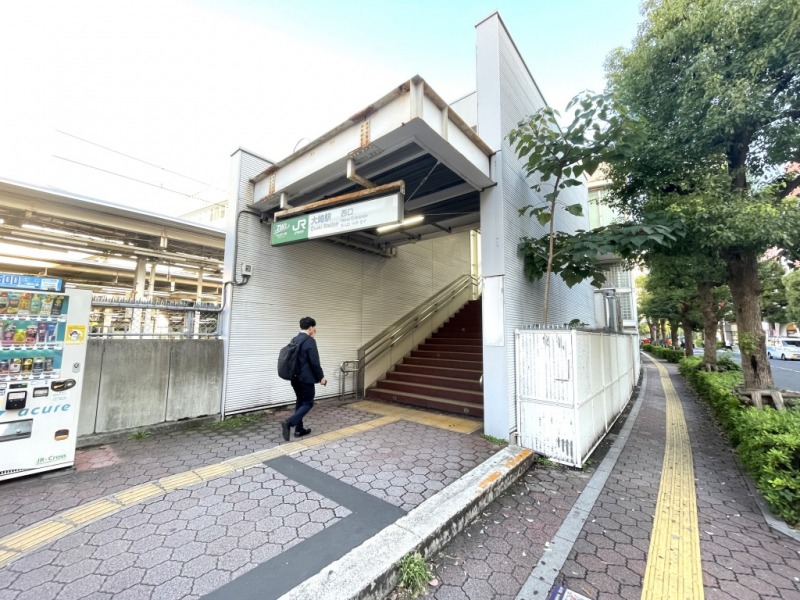 【大崎駅：徒歩4分】乗り換えなしで、ターミナル駅の「品川」駅へは1駅で約3分、「渋谷」駅へは約6分、「新宿」駅へは約13分、「東京」駅まで約16分で、都心へのアクセスが抜群です。「大崎」駅周辺はオフィスビルが多く、繁華街もないので、夜は静かな街並みです。駅直結の商業施設「大崎ニューシティ」にはスーパーの「ライフ」、クリニックやドラッグストア、書店、飲食店などが入り、「ゲートシティ大崎」には、「成城石井」やクリニック、銀行ATM、郵便局、飲食店などが入っており、駅前にある「大崎西口商店街」にも、クリニックや薬局、飲食店などがあり、都会ながら、日常のお買い物やお食事にも困りません。遊具もある「居木橋公園」横の目黒川は春には桜が咲き、季節を感じながらジョギングやお散歩が愉しめます。