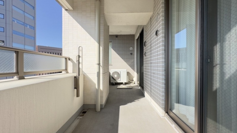 【バルコニー】南西向きの採光を居室に多く取り込みます。洗濯物の乾きも早そうです。物干し金物が設置されています。