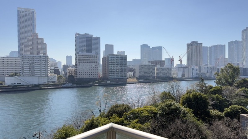 【バルコニーからの眺望】眼前には隅田川が流れ、広く開けた眺望です。前方には、月島の街並みが一望できます。春には隅田川沿いの桜並木も愉しめます。

