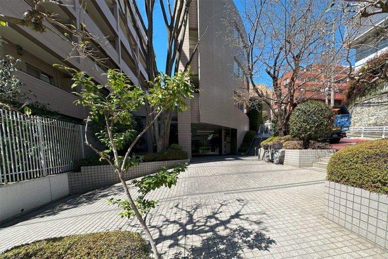 【エントランス】光と緑が美しい植栽に囲まれた、上質で重厚感のあるエントランスです。無償の専用使用権付き駐車場もご用意しております。