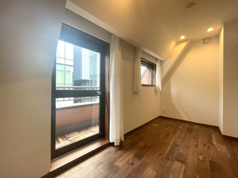 【洋室3:約5.0帖】こちらも北東向きの窓がある洋室です。お部屋の出入口近くに、クローゼットを備えています。ルーフバルコニーに出入りができます。