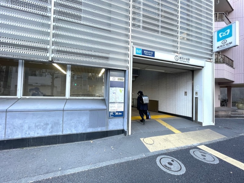 【雑司が谷駅:徒歩9分】「雑司が谷」駅を利用すると、乗り換えなしで隣駅のターミナル駅の「池袋」駅へは約2分、「渋谷」駅へは約13分で、乗り換えはありますが「新宿」駅へは約12分、「東京」駅へは約26分で移動でき、都心アクセスは優秀です。「雑司が谷」駅周辺は、「学習院大学」を筆頭に学校が多く、文教地区の治安の良い街です。駅から続くケヤキ並木が綺麗な鬼子母神表参道の先には安産・子育の神様として信仰され、歴史薫る「雑司ヶ谷鬼子母神堂」があったりと、味わいのある落ち着いた街で、散策できるスポットも色々あります。スーパーの「miniピアゴ」や「マルエツプチ」などで日常のお買い物が可能です。一方、都心へのアクセスも良く「池袋」駅や「目白」駅も徒歩圏内で、ショッピングやグルメも愉しめます。