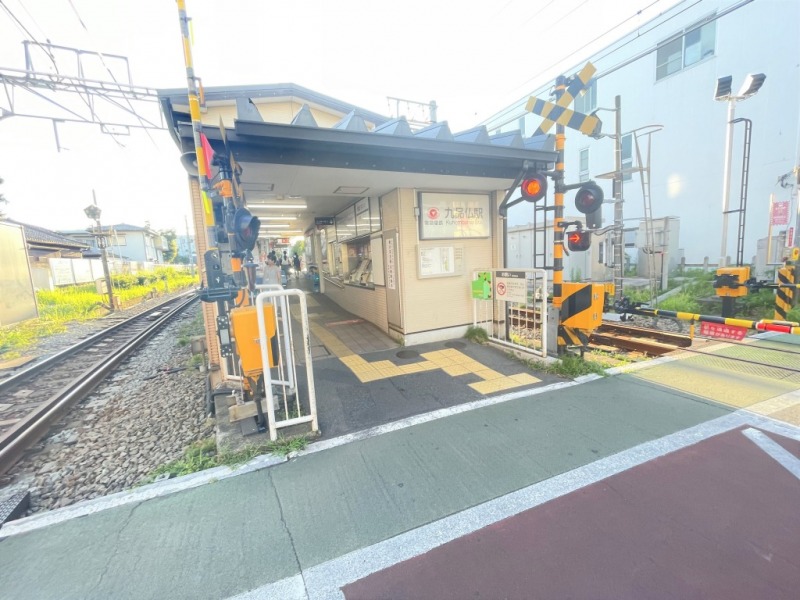 【九品仏駅:徒歩5分】「九品仏」駅を利用すると、ターミナル駅の「渋谷」駅まで約13分、「品川」駅、「池袋」駅、「新宿」駅、「東京」駅へは、30分前後で移動することが可能で、都心へのアクセスも良好です。「九品仏」駅は、九品仏浄真寺に由来の駅。「渋谷」駅までのアクセスも比較的良く、人気の自由が丘が徒歩圏内です。治安も良くのどかな風情もある落ち着いた街並みです。スーパーや商店街もあり、お買い物にも困りません。またスイーツのお店が多いのも特徴です。
